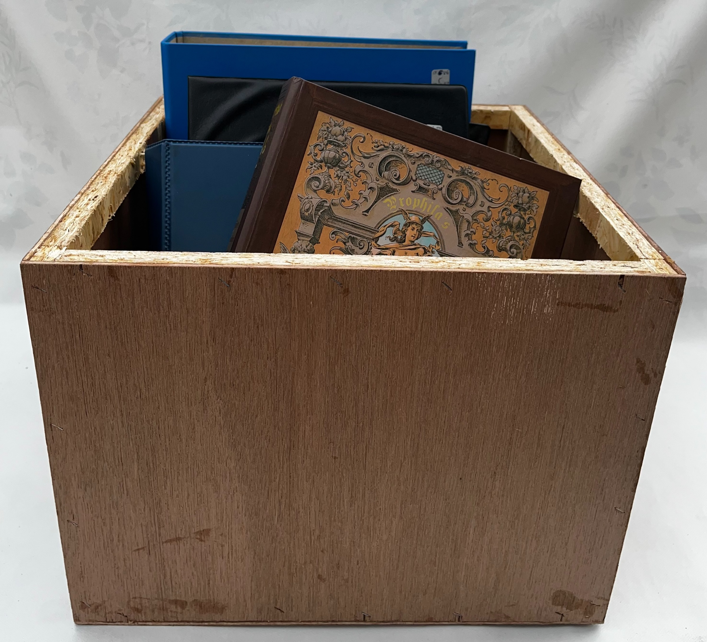 (Ref: T625) GREAT BRITAIN & COMMONWEALTH IN WOODEN HALF TEA CHEST